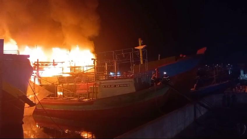 Kebakaran-kapal-nelayan-kota-pekalongan.jpg