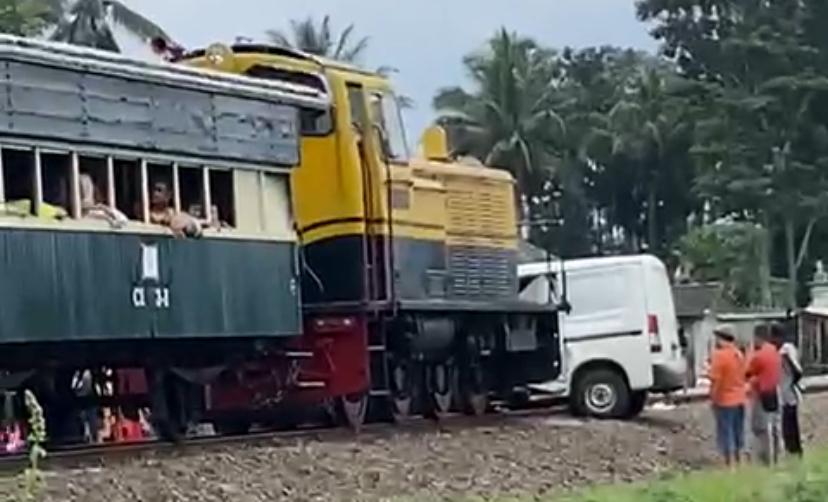 KRONOLOGI Gran Max Tertabrak KA Wisata di Kabupaten Semarang, Begini Kondisi Penumpang