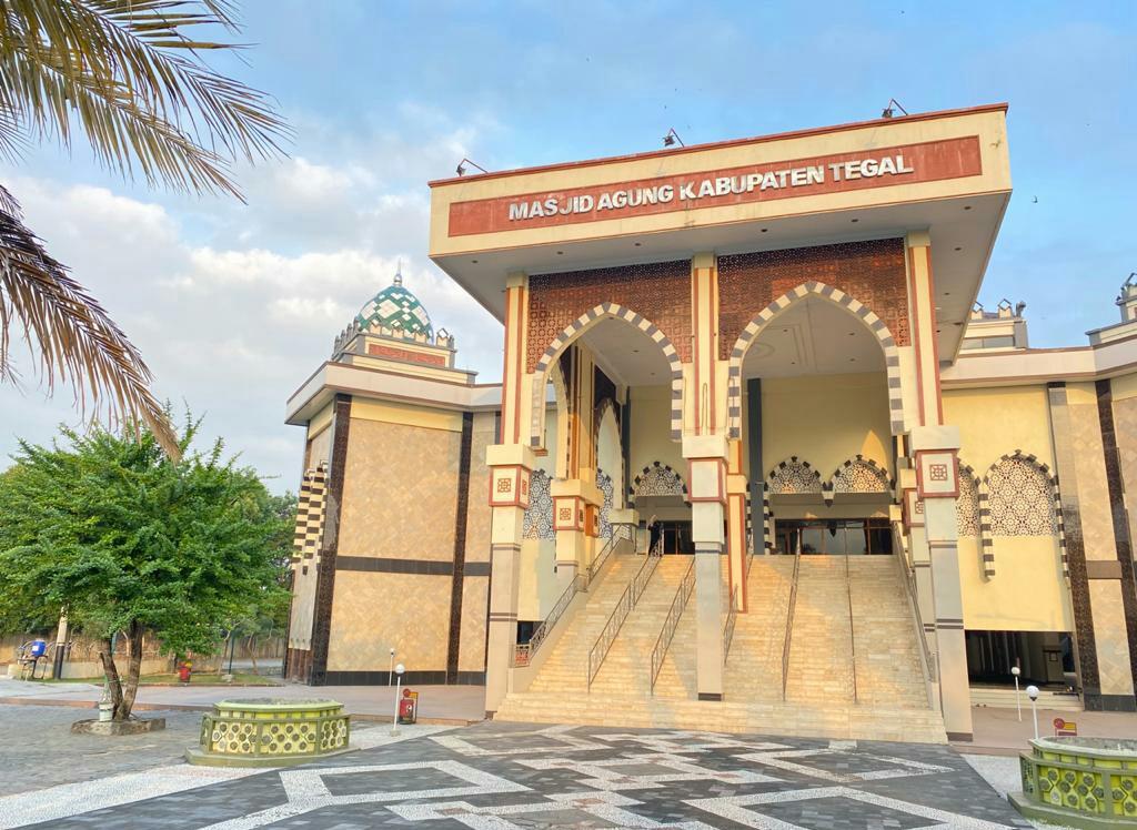Masjid-Agung-Kabupaten-Tegal-dari-depan.jpg