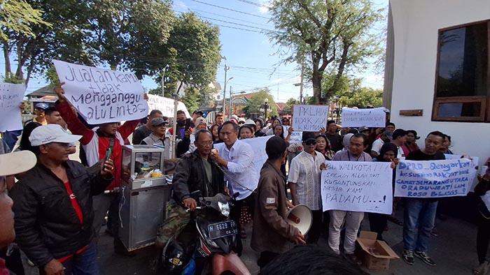 Protes Tak Boleh Jualan, PKL Jalan Hasanudin dan Madukoro Geruduk DPRD Semarang