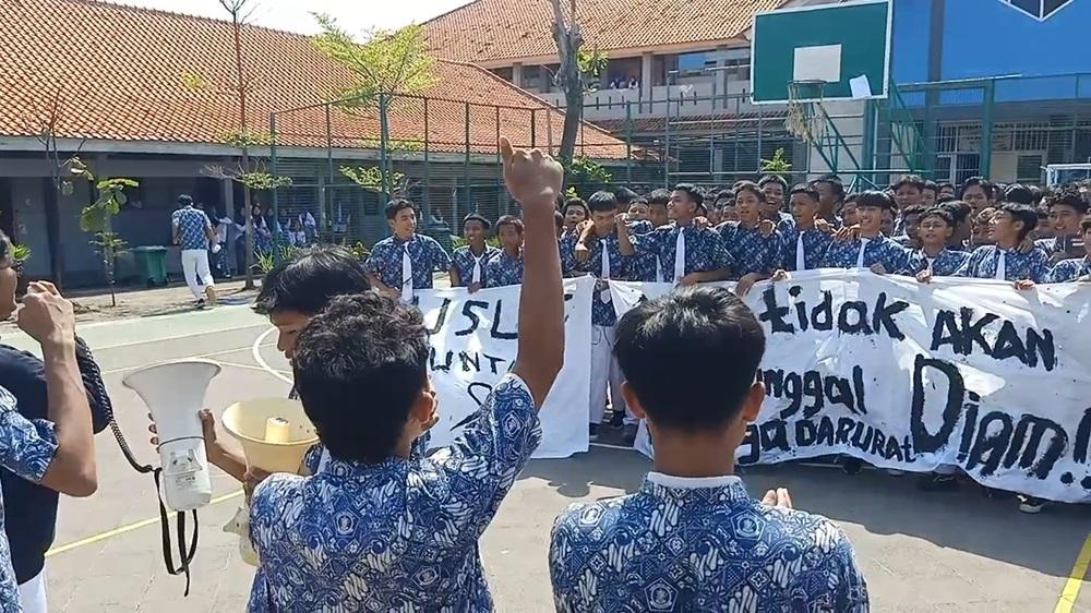 Pelajar-SMAN-3-Kota-Pekalongan-menggelar-aksi-demo.jpg