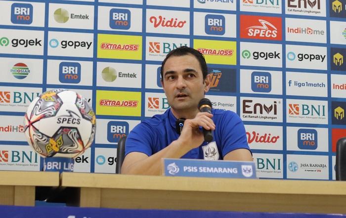 Pelatih-PSIS-Semarang-Gilbert-Agius-jumpers.jpg