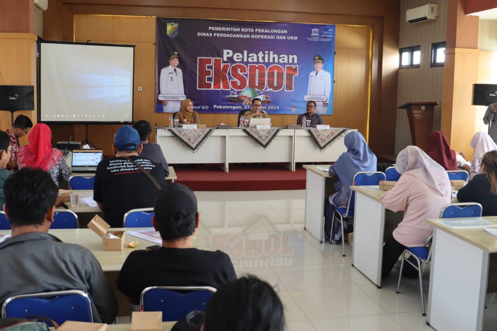 Rambah Ekspor, Dindagkop-UKM Kota Pekalongan Beri Pelatihan Pelaku Usaha Batik dan Fashion