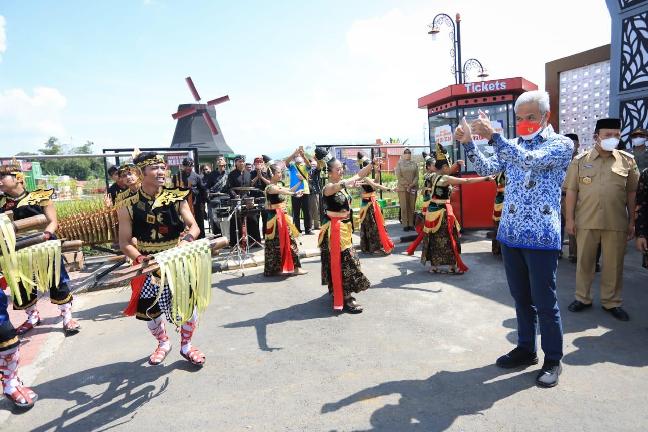 Peresmian-destinasi-wisata-baru-Taman-Apung-Mas-Kumambang.jpg