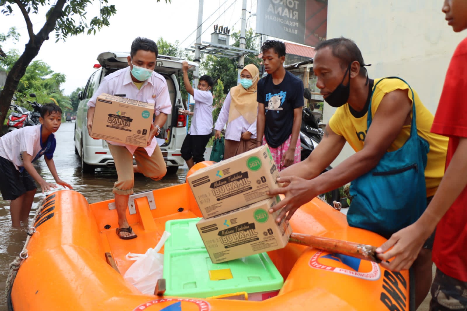 Petugas-kesehatan-dari-Puskesmas-Tirto-memberikan-pelayanan-keseh.jpg
