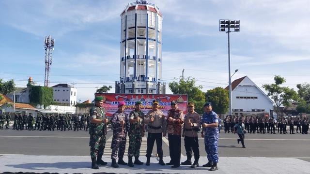 Pimpinan-TNI-Polri-se-Tegal-Raya-foto-bersama-seusai-apel-di-Jalan-Pa.jpg