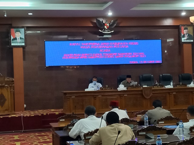 Rapat-paripurna-di-ruang-paripurna-DPRD-Kudus-Jumat-15102021.jpg