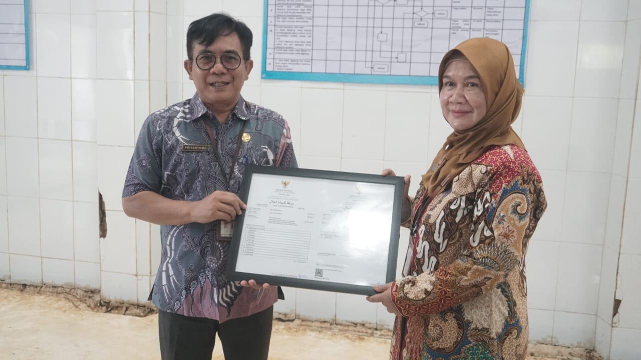 Sekda-Kota-Pekalongan-serahkan-sertifikat-halal.jpg