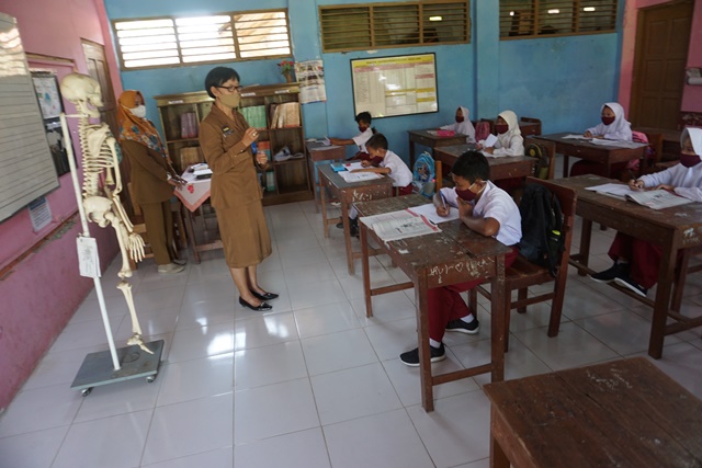 Siswa-SDN-Denasri-Wetan-02-Batang-melaksanakan-pembelajaran-tata.jpg