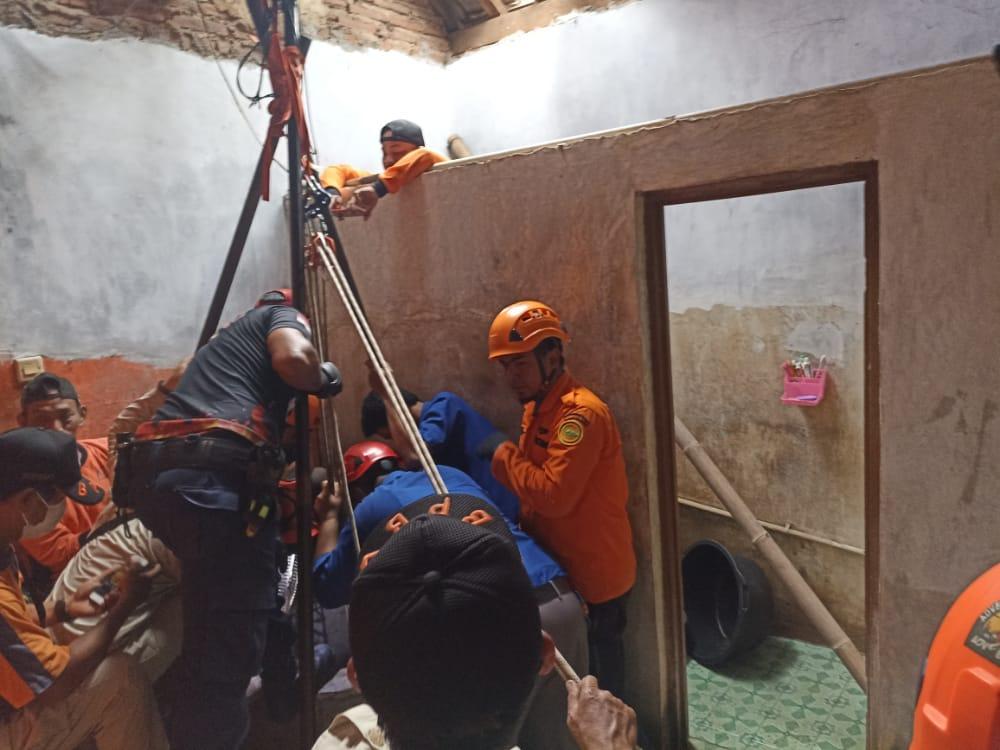 Tim-SAR-gabungan-saat-mengevakuasi-kor.jpg