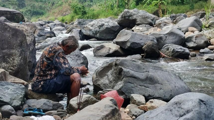 Tradisi Malam Satu Suro di Kudus, Membersihkan Diri dengan Kungkum di Sendang Sokko
