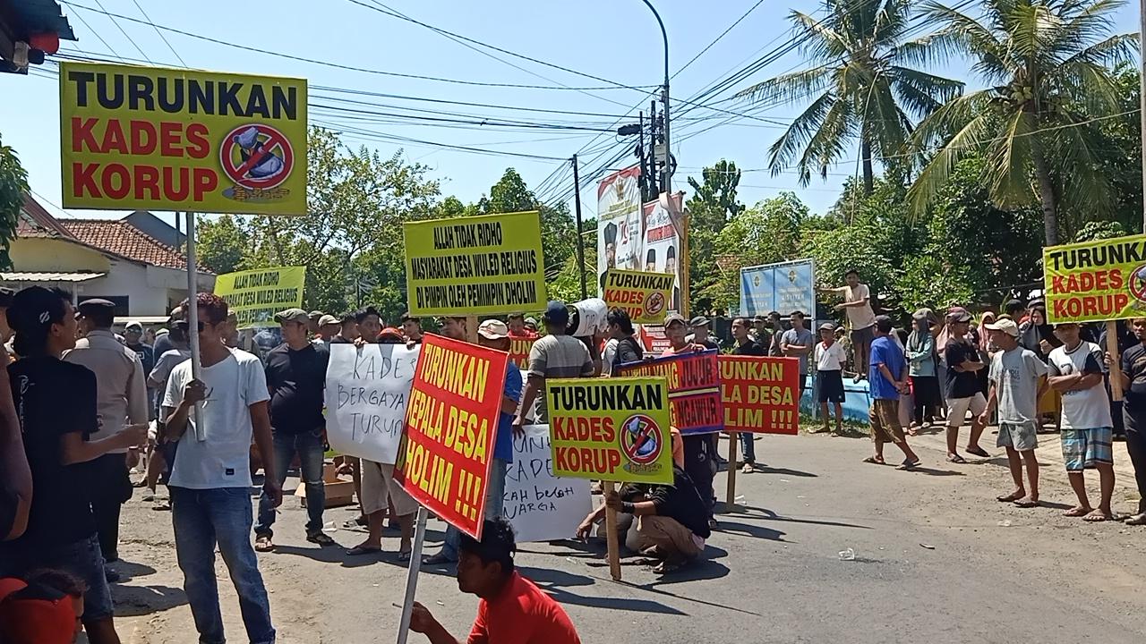 Warga-Desa-Wuled-demo-Kades.jpg