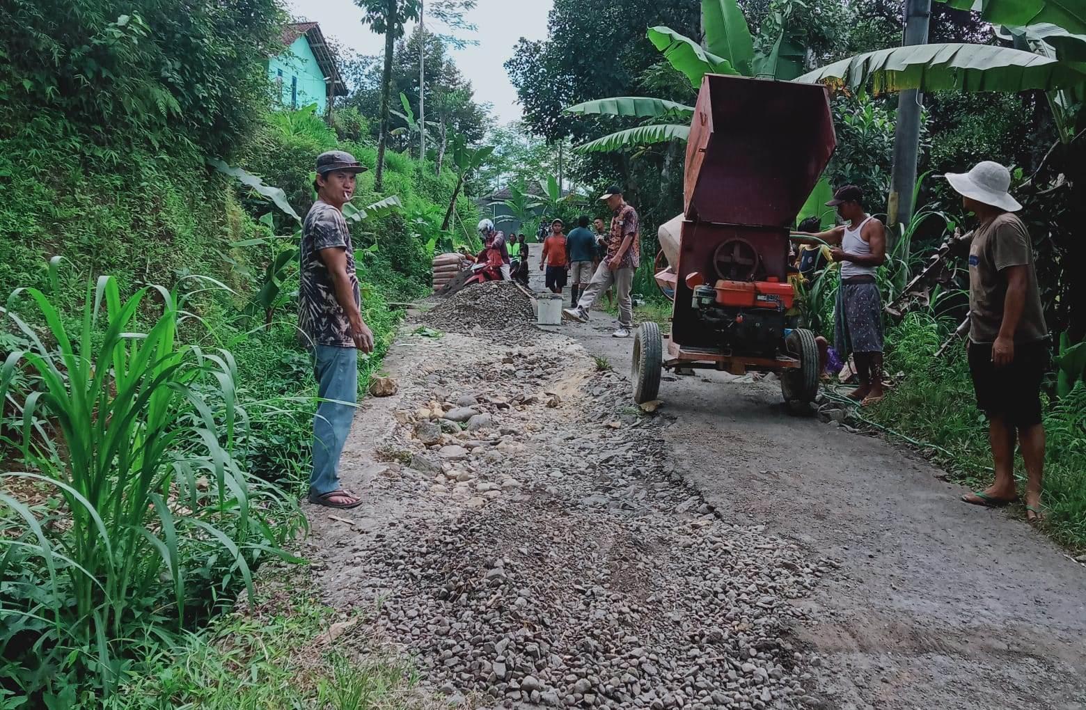 Warga-Pekalongan-memperbaiki-jalan-rusak.jpg
