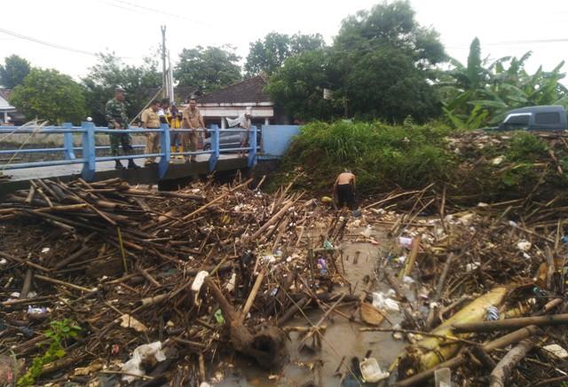 Warga-membersihkan-sampah-yang-men.jpg
