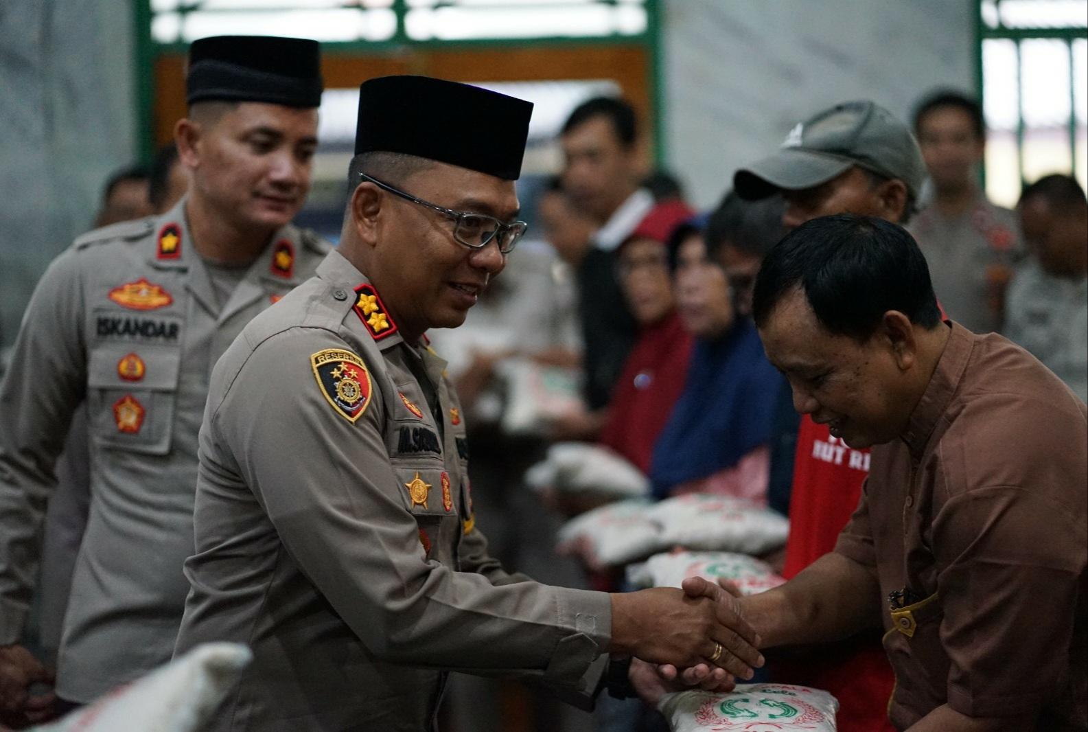 Polres Tegal Salurkan 1.100 Kantong Beras Zakat Fitrah ke 10 Pondok Pesantren dan Warga