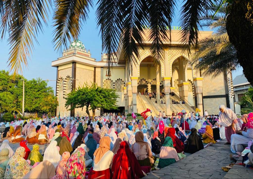 atusan-warga-melaksanakan-salat-Idul-Fitri-1444-Hijriah-di-halam.jpg