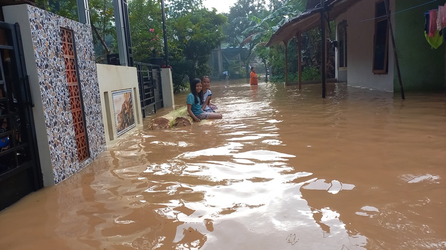 BREAKING NEWS: Banjir Landa Golantepus Kudus, Hamidah Kaget Kasur yang Ditiduri Tiba-tiba Basah