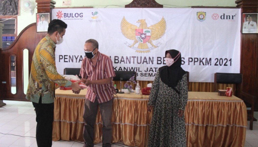 bupati-kendal-dico-m-ganinduto-memberikan-bantuan-beras-ke.jpg