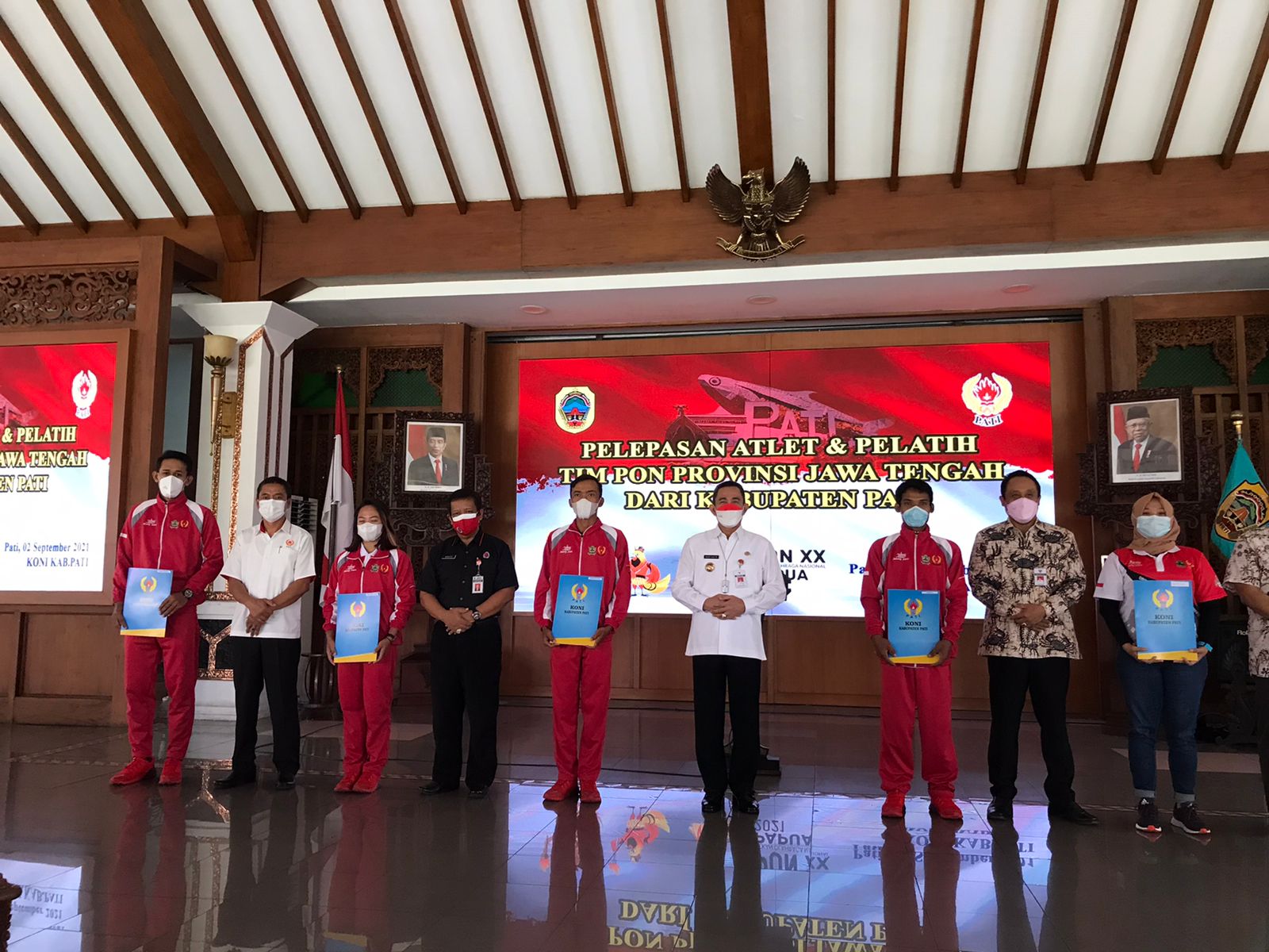 bupati-pati-haryanto-melepas-para-atlet-dan-pelatih-dari-kabupaten-pati-yang-tergab.jpg