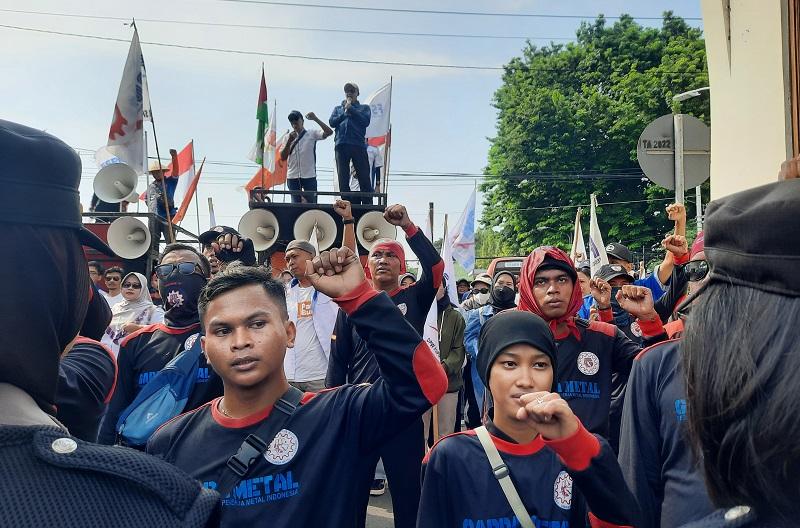demo-buruh-minta-UMK.jpg