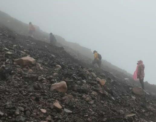 endaki-sedang-munuju-puncak-Gunung-Slamet-Jawa-Tengah-di-tengah-cuaca-berkabut-beberapa-waktu-lalu.jpg