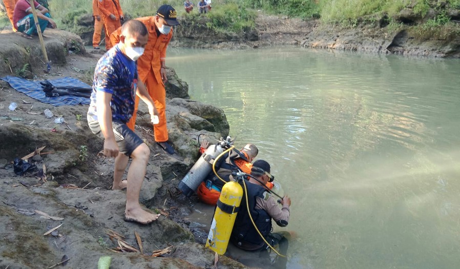 evakuasi-bocah-tenggelam-sungai-gung-tegal.jpg