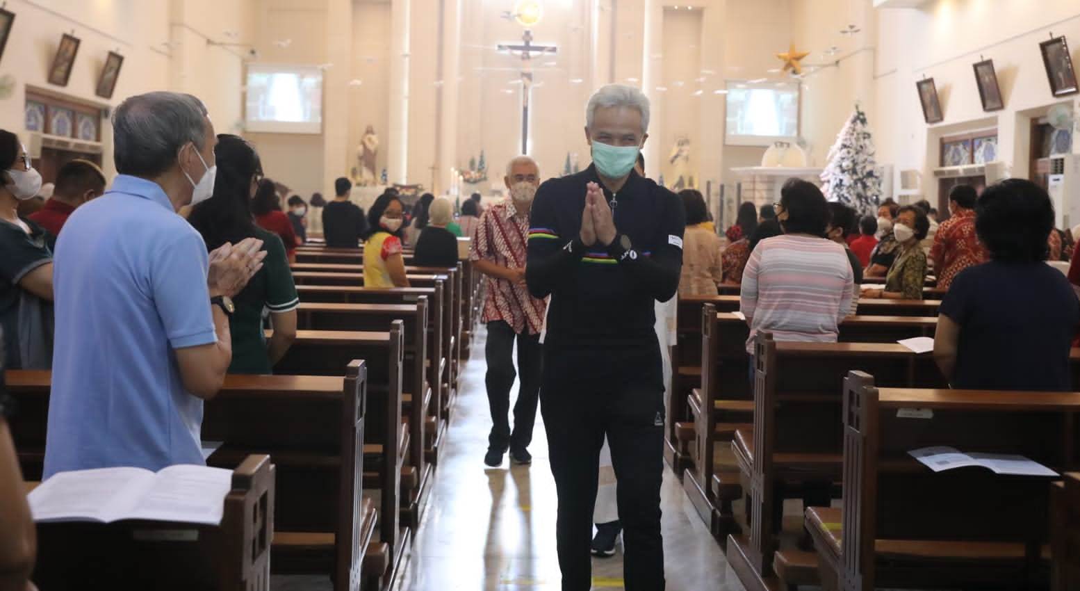 Pastikan Natal Berjalan Lancar, Gubernur Ganjar Bersepeda Keliling Gereja Sapa Jemaat Misa