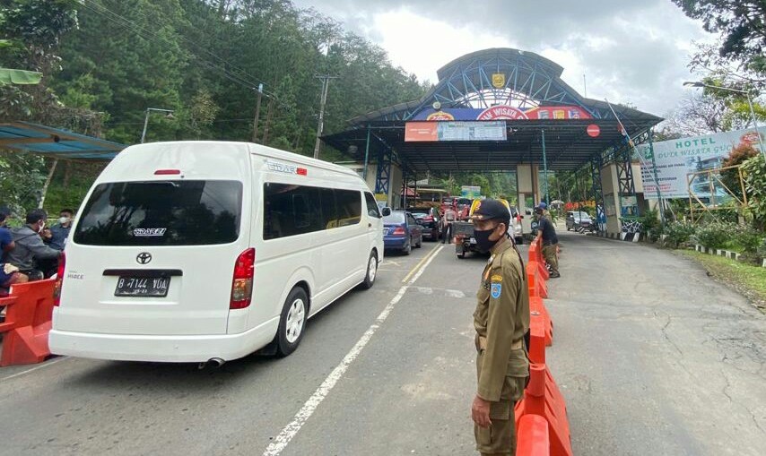 Ribuan Pengunjung Padati Objek Wisata Guci Tegal saat Libur Natal, Pelat Luar Daerah Berseliweran