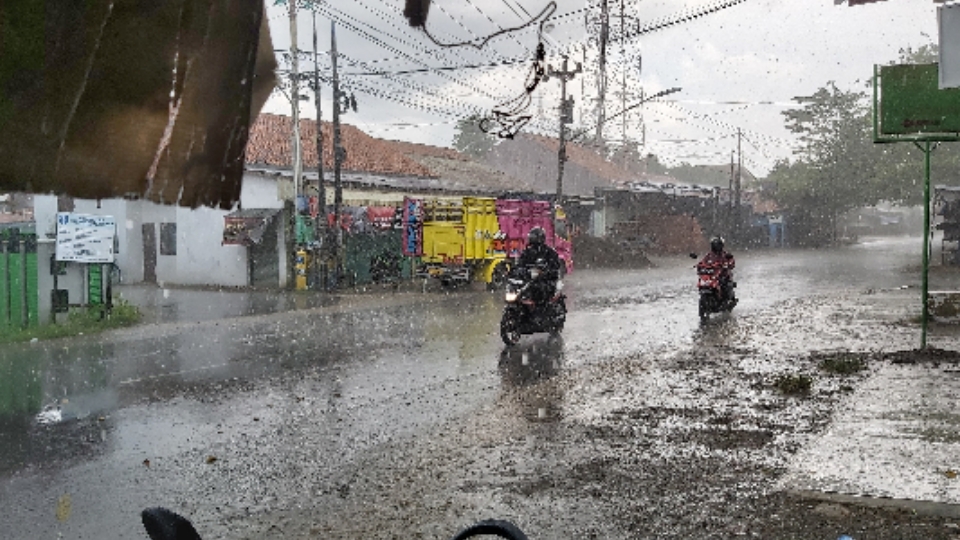 ilustrasi-prakiraan-cuaca-hujan-sedang-terjadi-pada-sore-hari.jpg