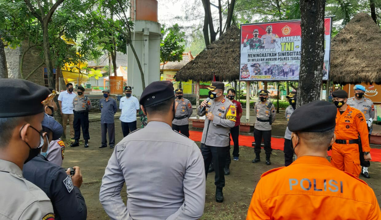 kapolres-tegal-akbp-muhammad-iqbal-simatupang-saat-memantau-kegiatan.jpg