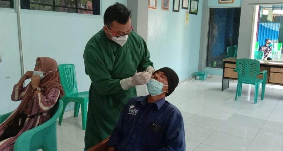 karyawan-pantai-cahaya-kendal-jalani-tes-swab-sebelum-dilakukan.jpg