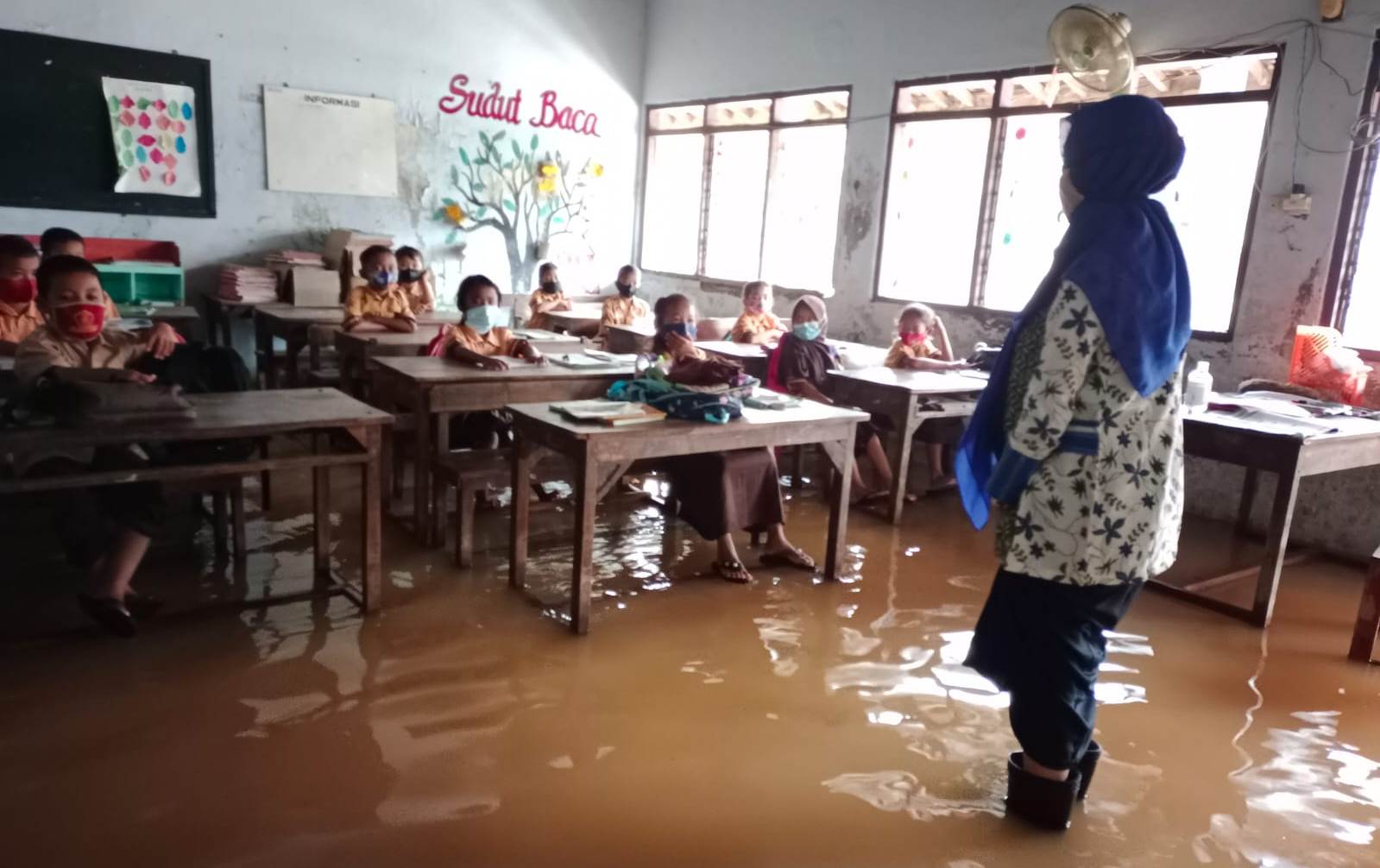 Kisah Siswa dan Guru SDN 3 Bandengan Kendal, Tetap Belajar-Mengajar Meski Kelas Direndam Rob