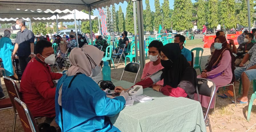 keluarga-dan-kerabat-anggota-dprd-kendal-mengikuti-vaksinasi-di-stadion-utama-kenda.jpg