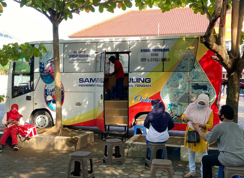 layanan-samsat-keliling-yang-berlokasi-di-halaman-depan-gedung-samsat-induk-ka.jpg