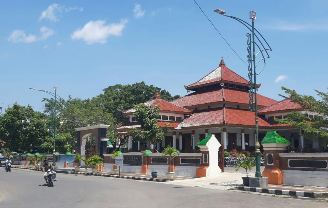 lustrasi-tampilan-masjid-al-hajj-yang-letaknya-berada-di-alun-alun-hanggawana.jpg
