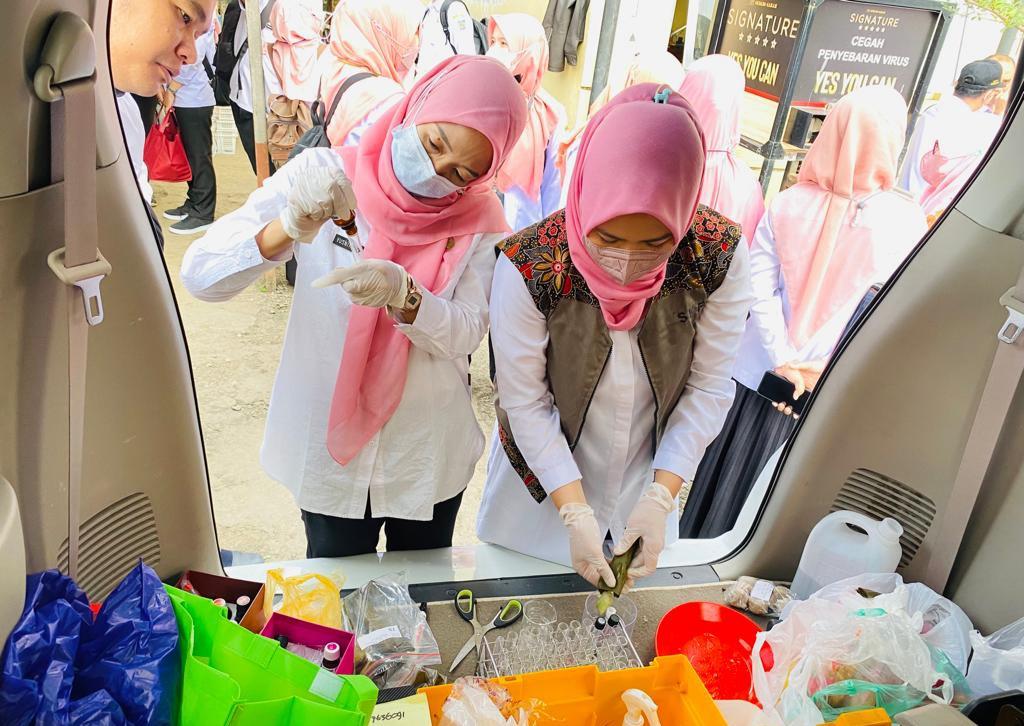 lustrasi-tim-pengawasan-bahan-makanan-dan-minuman-sedang-melak.jpg