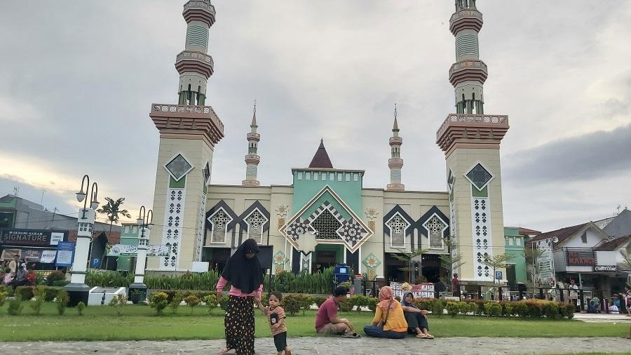 ngabuburit-depan-Masjid-Agung-Kota-Tegal.jpg