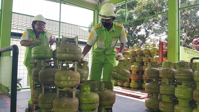 pasokan-gas-elpiji-3-kilogram-di-Pangkalan-Gas-PT-Mandiri-Setia-Tama.jpg
