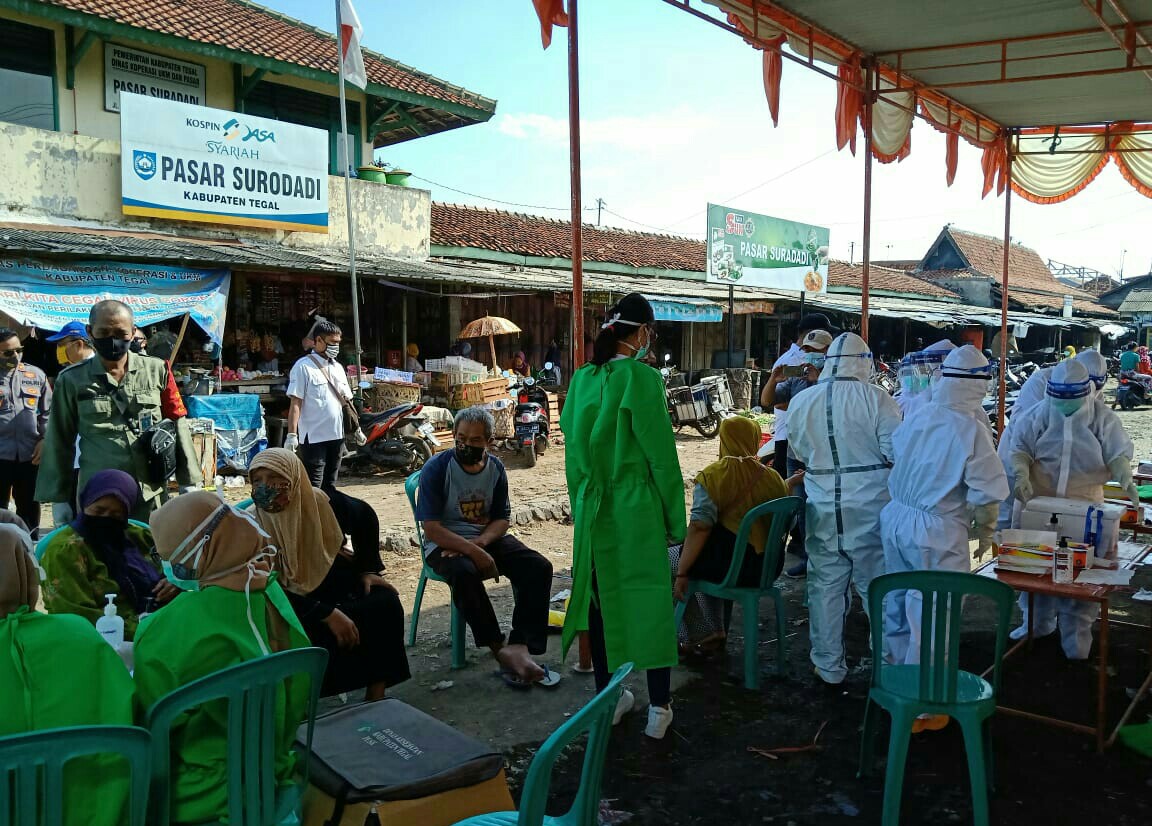 pelaksanaan-tes-swab-massal-di-halaman-depan-pasar-suradadi.jpg