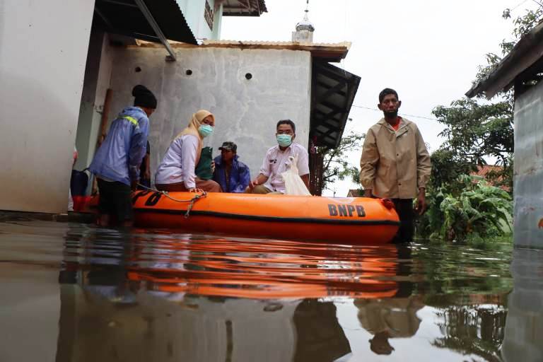 Dinkes Beri Layanan Kesehatan Gratis di Posko Pengungsian Banjir Pekalongan