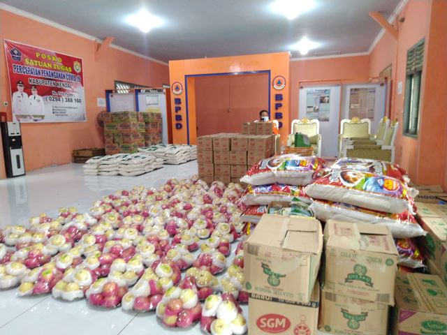 Tim Gabungan BUMD Kendal Salurkan Bantuan untuk Warga yang Isolasi Mandiri