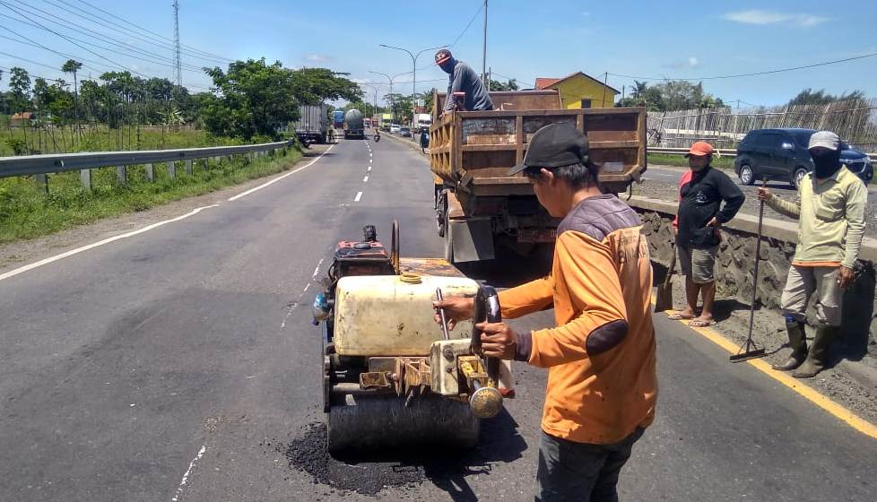 perbaikan-jalan-berlubang-di-jalur-pantura-brebes-pemalang.jpg