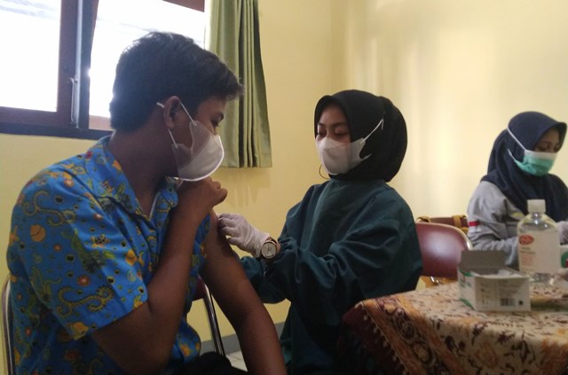 petugas-menyuntikkan-vaksin-covid-19-kepada-pelajar-di-smpn.jpg