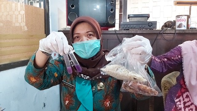 petugas-operasi-makanan-dan-minuman-dari-dinas-kesehatan-kota-tegal-menunjukkan.jpg