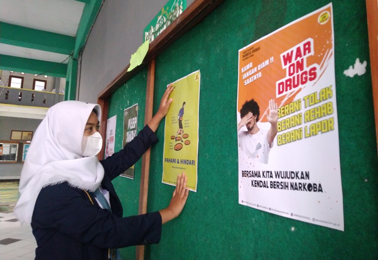 Deteksi Dini Penyalahgunaan Narkoba, BNNK Kendal Tes Urine 75 Santri di Kaliwungu Kendal