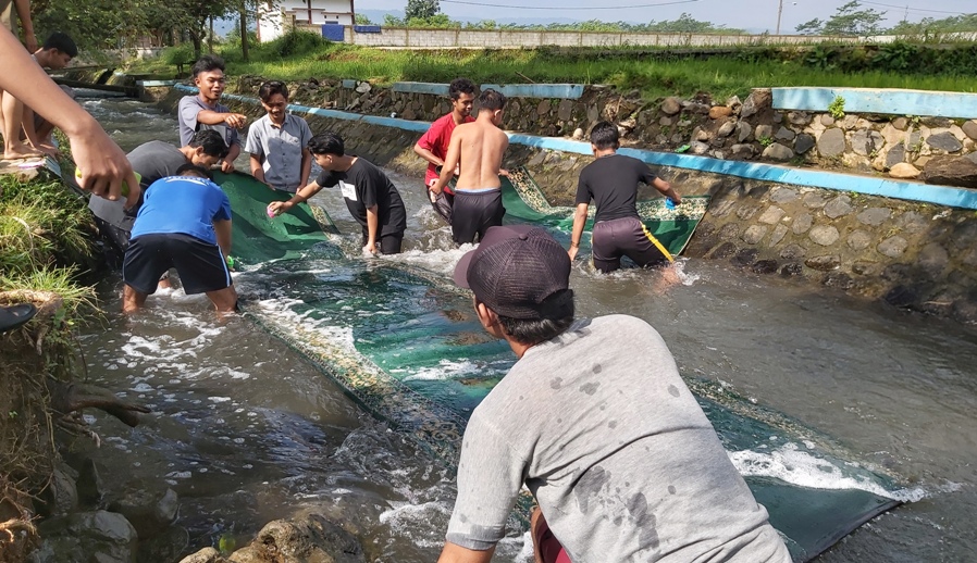 ramai-ramai-cuci-karpet-musala-di-sungai-1.jpg