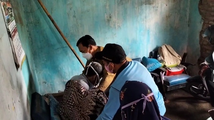 Video Bupati Batang Tilik Juru Parkir Lumpuh Beri Bantuan Pengobatan