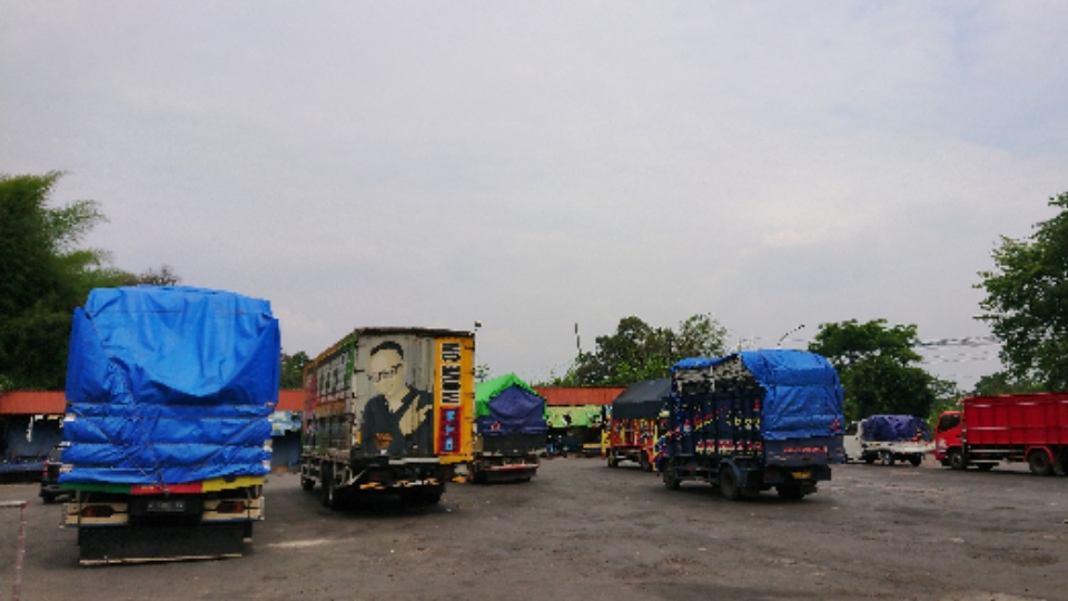 sejumlah-truk-terparkir-di-spbu.jpg