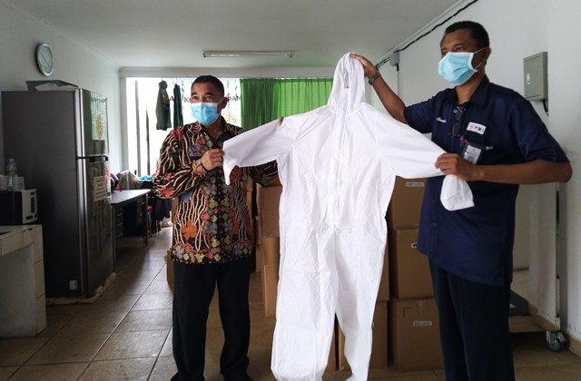 sekretaris-dinkes-kendal-menunjukkan-bantuan-baju-hazmat-dari-pt-bina-busa.jpg