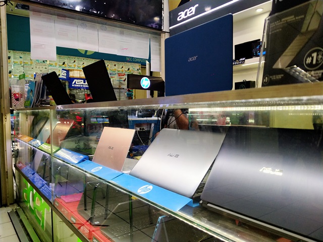 tampak-beberapa-laptop-dan-notebook-dari-berbagai-merek-tersedia-di-ger.jpg
